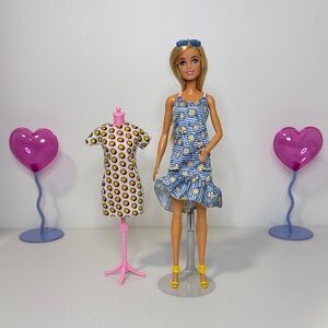 Barbie Doll in Blue Daisy Dress with Yellow Shoes and extra dress